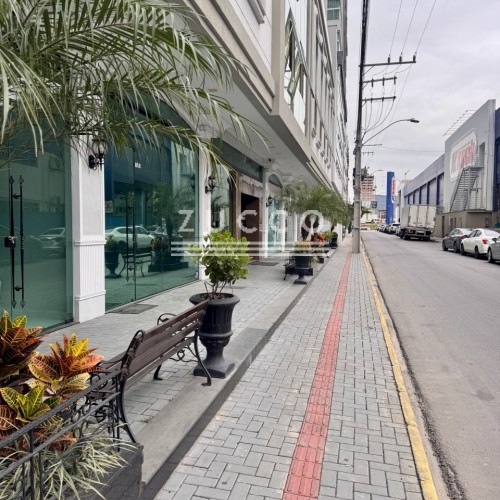 EXCELENTE SALA COMERCIAL - MEIA PRAIA, RUA 232