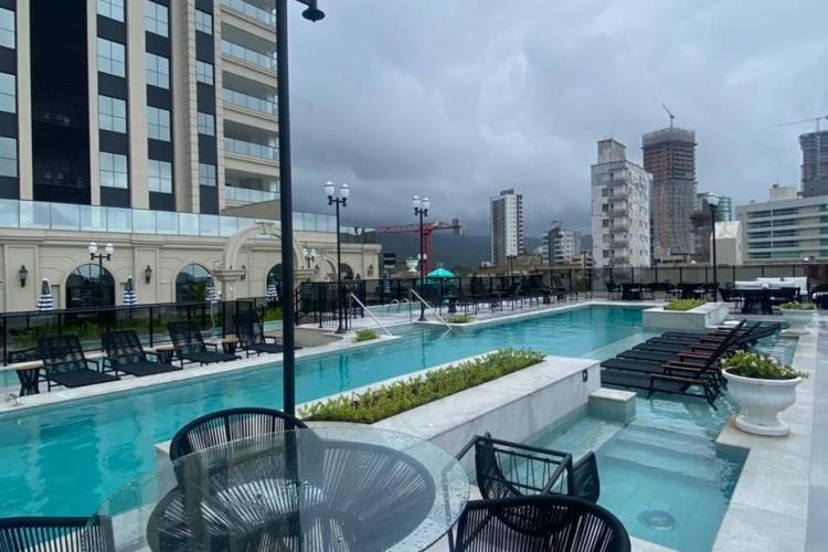 APARTAMENTO ALTO PADR�O QUADRA MAR